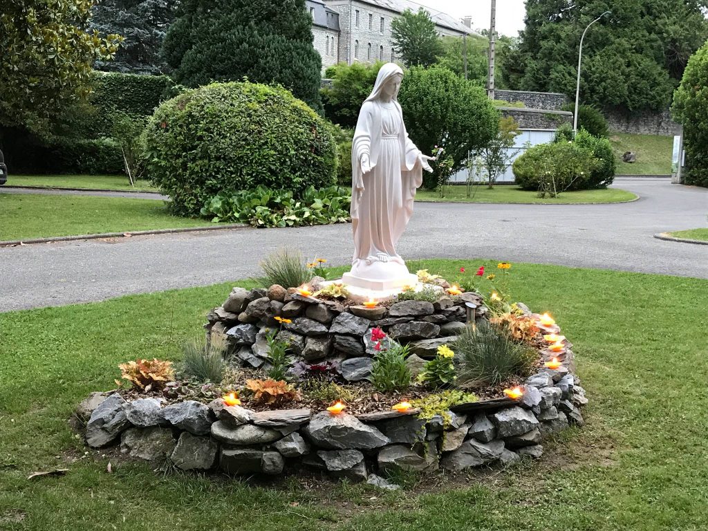 Statue de la Vierge à l'entrée du Centre Assomption.